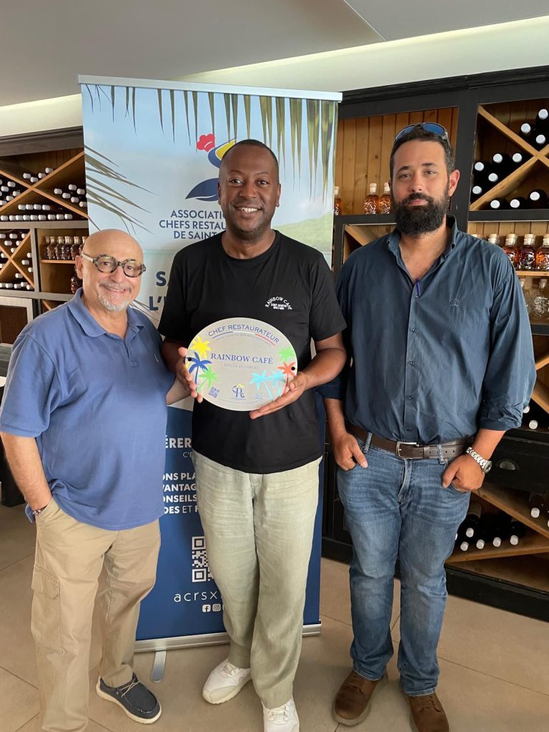 Remise de plaque du rainbow caffe